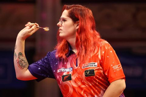 Noa-Lynn van Leuven bei einem Darts-Wettbewerb 2023