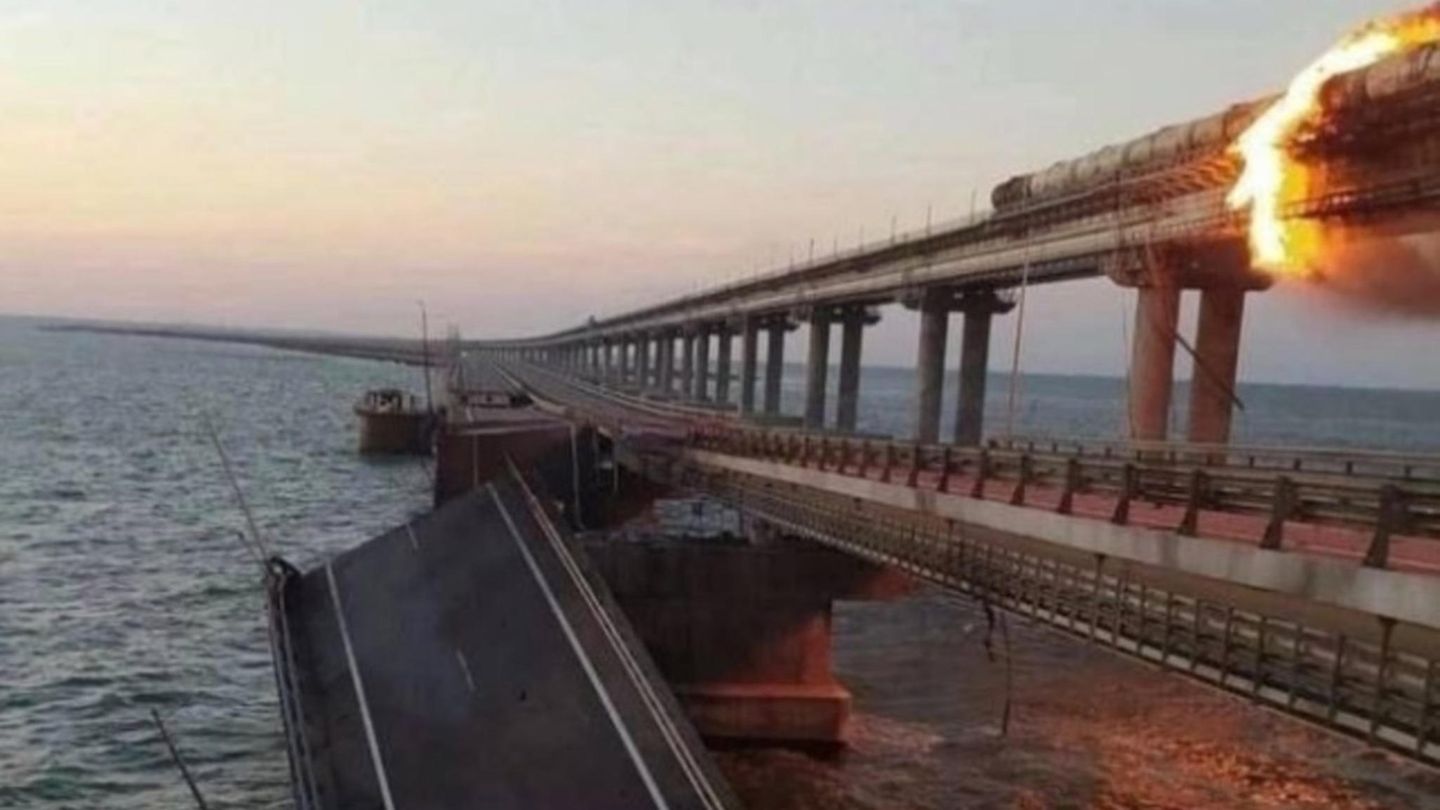Krim-Brücke nach einem Anschlag mit einem Lkw.