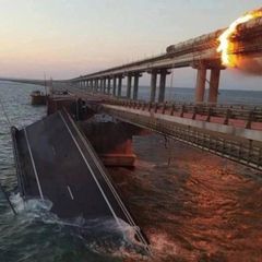 Krim-Brücke nach einem Anschlag mit einem Lkw.