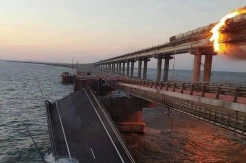 Krim-Brücke nach einem Anschlag mit einem Lkw.