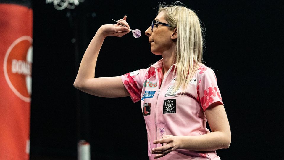 Kann sich auch bei den Männern behaupten: Darts-Spielerin Fallon Sherrock