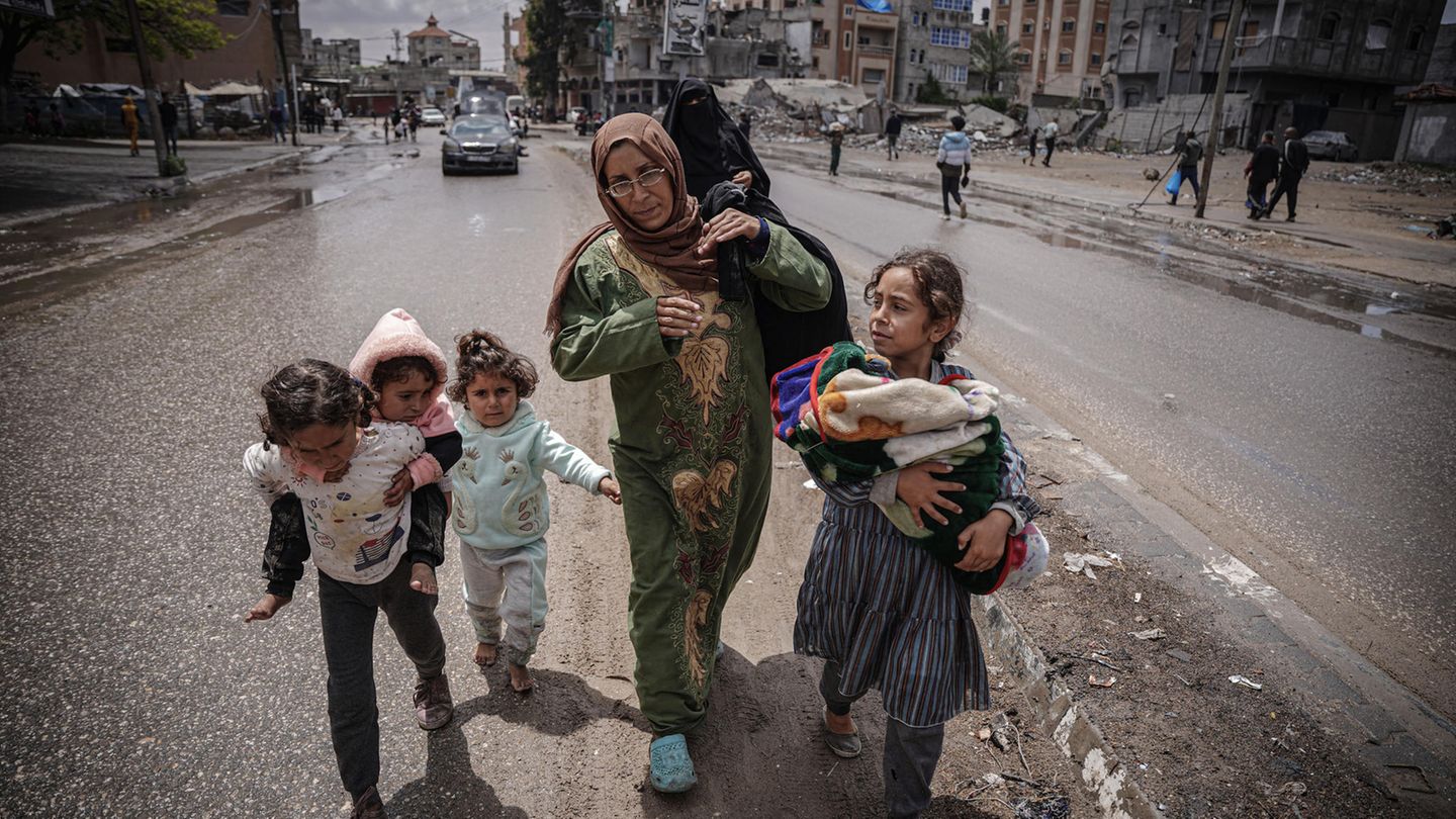 Eine Familie versucht sich in Rafah in Sicherheit zu bringen