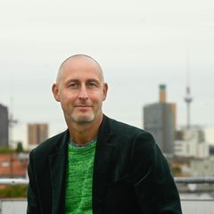 Ex-Fußballer und Aktivist Marcus Urban auf eine Dachterasse in Berlin-Schöneberg