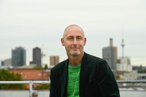 Ex-Fußballer und Aktivist Marcus Urban auf eine Dachterasse in Berlin-Schöneberg