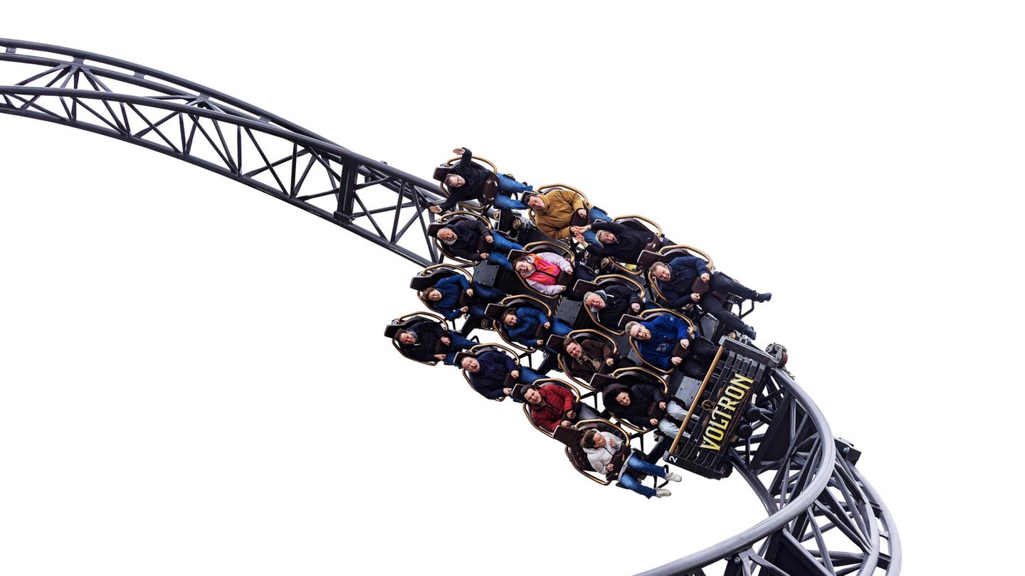 Ein voller Achterbahn-Wagen im Looping