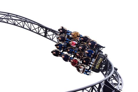 Ein voller Achterbahn-Wagen im Looping