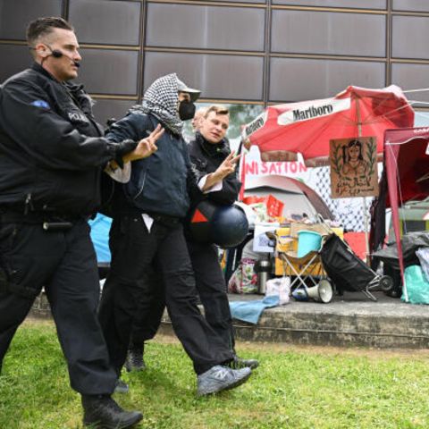 Ein Demonstrant der Gruppe "Student Coalition Berlin" wird auf dem Theaterhof der FU Berlin abgeführt