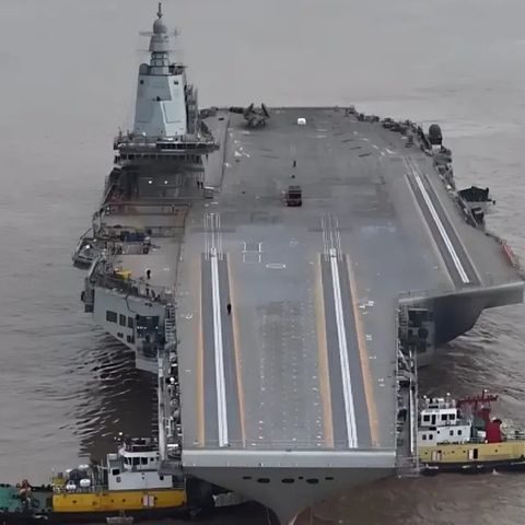 Flugzeugträger "Typ 003 Fujian" mit den Katapulten, sie wurden lange Zeit abgedeckt.