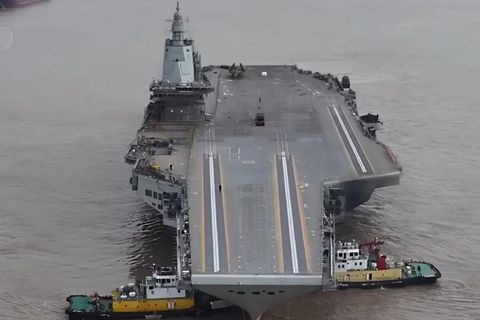 Flugzeugträger "Typ 003 Fujian" mit den Katapulten, sie wurden lange Zeit abgedeckt.