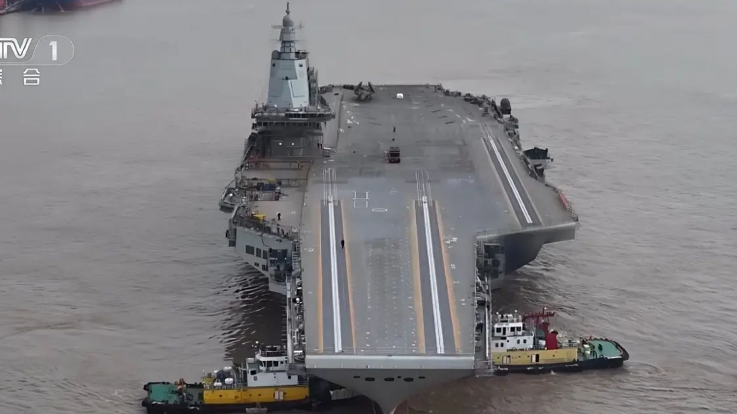 Flugzeugträger "Typ 003 Fujian" mit den Katapulten, sie wurden lange Zeit abgedeckt.