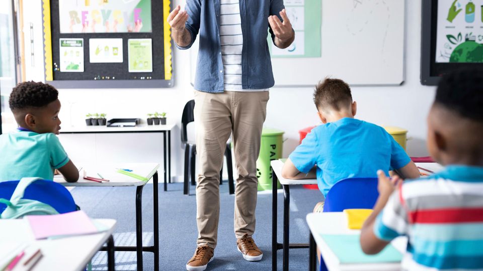 Lehrer vor einer Klasse, in Deutschland herrscht Lehrermangel