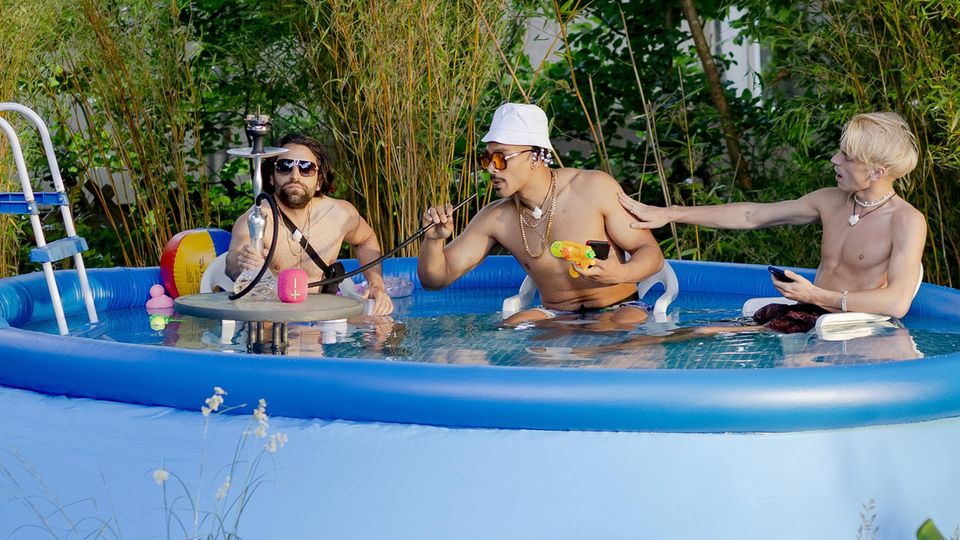 Seriendarsteller aus "Player of Ibiza" im Pool