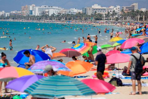 Ein Strand auf Mallorca: Die Polizei auf Mallorca geht beim Tod des Deutschen von einem Unfall aus.
