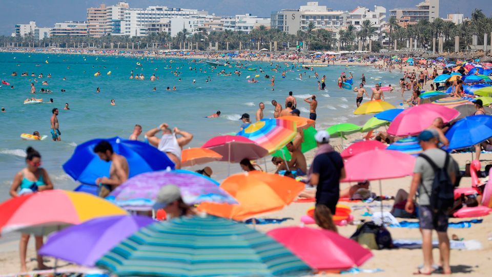 Ein Strand auf Mallorca: Die Polizei auf Mallorca geht beim Tod des Deutschen von einem Unfall aus.