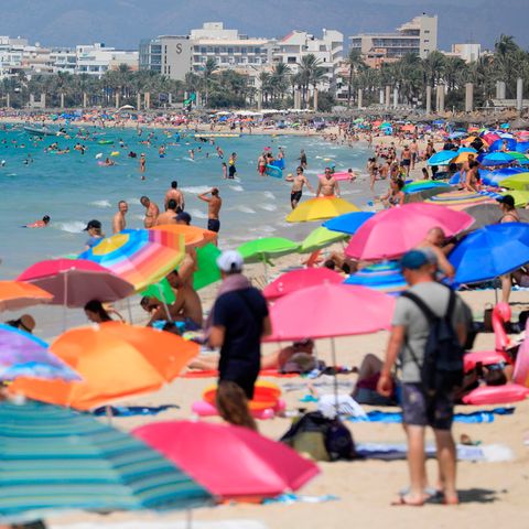 Ein Strand auf Mallorca: Die Polizei auf Mallorca geht beim Tod des Deutschen von einem Unfall aus.