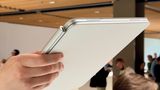 Von außen sieht das zugeklappte iPad Pro aber weiter aus wie die Vorgänger. Ein Vorteil: Das Magic Keyboard schützt Display und Rückseite