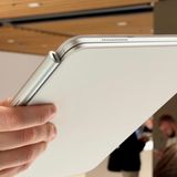 Von außen sieht das zugeklappte iPad Pro aber weiter aus wie die Vorgänger. Ein Vorteil: Das Magic Keyboard schützt Display und Rückseite