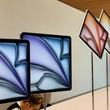 Auf der Vorderseite haben sich die iPad Air allerdings nicht verändert – zumindest optisch. Die Kamera ist zwar in die lange Seite gewandert, zu sehen ist sie dort aber nur bei ganz genauem Hinsehen