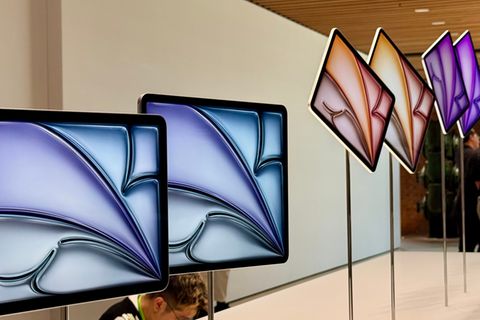 Auf der Vorderseite haben sich die iPad Air allerdings nicht verändert – zumindest optisch. Die Kamera ist zwar in die lange Seite gewandert, zu sehen ist sie dort aber nur bei ganz genauem Hinsehen