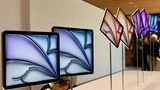 Auf der Vorderseite haben sich die iPad Air allerdings nicht verändert – zumindest optisch. Die Kamera ist zwar in die lange Seite gewandert, zu sehen ist sie dort aber nur bei ganz genauem Hinsehen