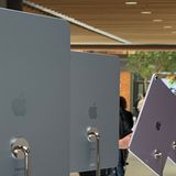 Der neue Blauton ist so dezent, dass man ihn auf Fotos kaum erkennt (er ist links zu sehen). Das Rosa ist da schon klarer zu erkennen. Außerdem gibt es weiter den Goldton Starlight und ein dunkles Anthrazit