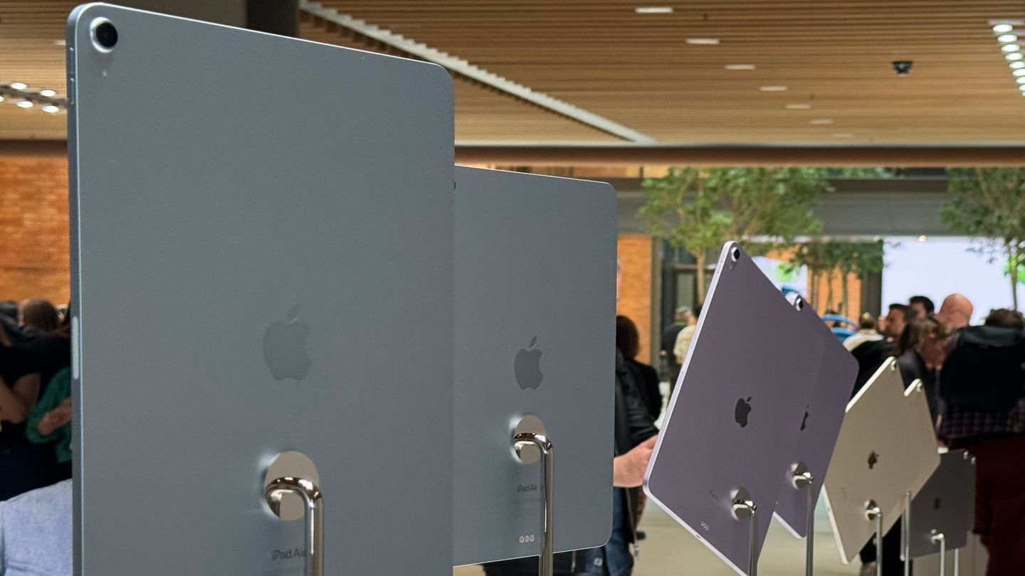 Der neue Blauton ist so dezent, dass man ihn auf Fotos kaum erkennt (er ist links zu sehen). Das Rosa ist da schon klarer zu erkennen. Außerdem gibt es weiter den Goldton Starlight und ein dunkles Anthrazit