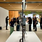 Auf diesem Bild ist das neue iPad Pro mit M4-Chip versteckt. Laut Apple ist es das "dünnste Produkt, das wir je hergestellt haben". Und tatsächlich sind die 5,1 Millimeter des 13-Zoll-Modells kaum mit der Kamera einzufangen