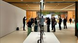 Auf diesem Bild ist das neue iPad Pro mit M4-Chip versteckt. Laut Apple ist es das "dünnste Produkt, das wir je hergestellt haben". Und tatsächlich sind die 5,1 Millimeter des 13-Zoll-Modells kaum mit der Kamera einzufangen