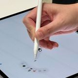 Der heimliche Star kommt unscheinbar daher: Der Apple Pencil Pro bietet dank neuer Sensoren zahlreiche neue Funktionen, lässt sich etwa durch zusammendrücken zum Öffnen von Menüs benutzen, wie im Bild zu sehen. Ein großer Unterschied zum einfachen Apple Pencil ist optisch aber nicht zu erkennen