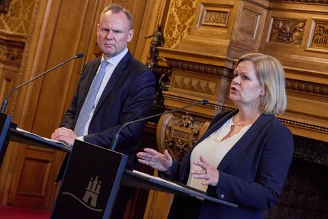 Bundesinnenministerin Nancy Faeser (r.) neben Sachens Innensenator Andy Grote