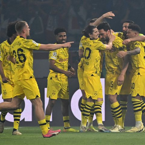 Freudentaumel auf dem Rasen: Die Borussen umarmen den Helden des Abends, Mats Hummels