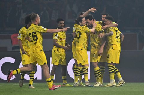 Freudentaumel auf dem Rasen: Die Borussen umarmen den Helden des Abends, Mats Hummels