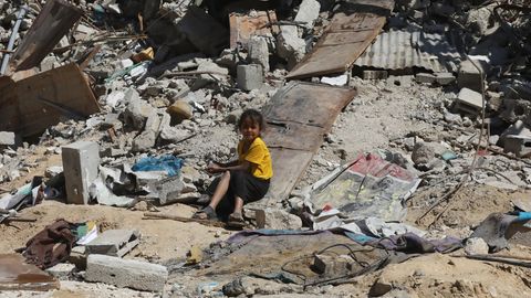 Erst Rafah, nun Chan Junis: Ein vertriebenes palästinensisches Kind sitzt in der Nähe der Trümmer nach Angriffen Israels