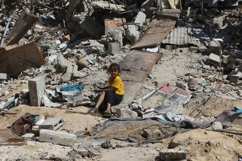 Erst Rafah, nun Chan Junis: Ein vertriebenes palästinensisches Kind sitzt in der Nähe der Trümmer nach Angriffen Israels