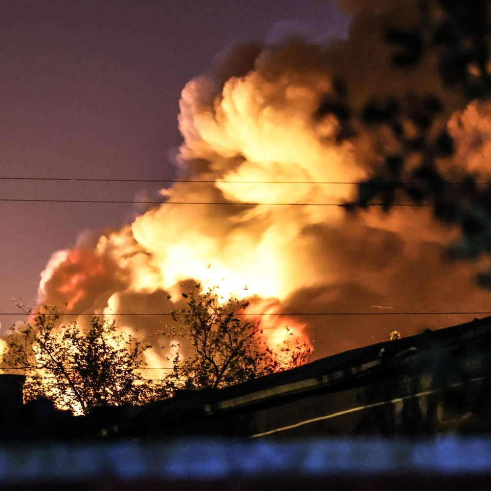 Lugansk, Ukraine. Fast schon wie ein Ölgemälde sieht die Rauchwolke im Feuerschein aus. Tatsächlich ist diese Feuersbrunst durch einen Militärschlag auf ein Öl-Depot entstanden. Ungewiss, wie schnell das Feuer gelöscht werden kann.