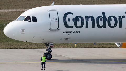 Eine Condor-Maschine steht am Flughafen
