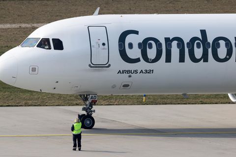 Eine Condor-Maschine steht am Flughafen