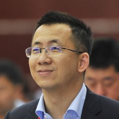 Milliardäre: Zhang Yiming mit schwarzem Jackett, blauem Hemd und Brille
