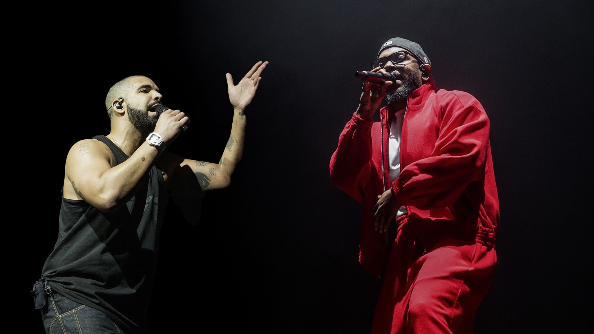 Die beiden Rapper Drake und Kendrick Lamar vor schwarzem Hintergrund
