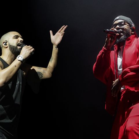 Die beiden Rapper Drake und Kendrick Lamar vor schwarzem Hintergrund