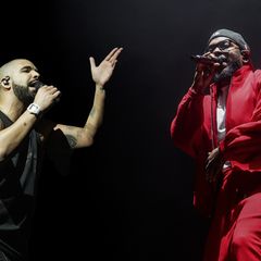 Die beiden Rapper Drake und Kendrick Lamar vor schwarzem Hintergrund