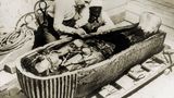 Howard Carter schaut in den Sarkophag von Tutanchamun