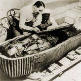 Howard Carter schaut in den Sarkophag von Tutanchamun