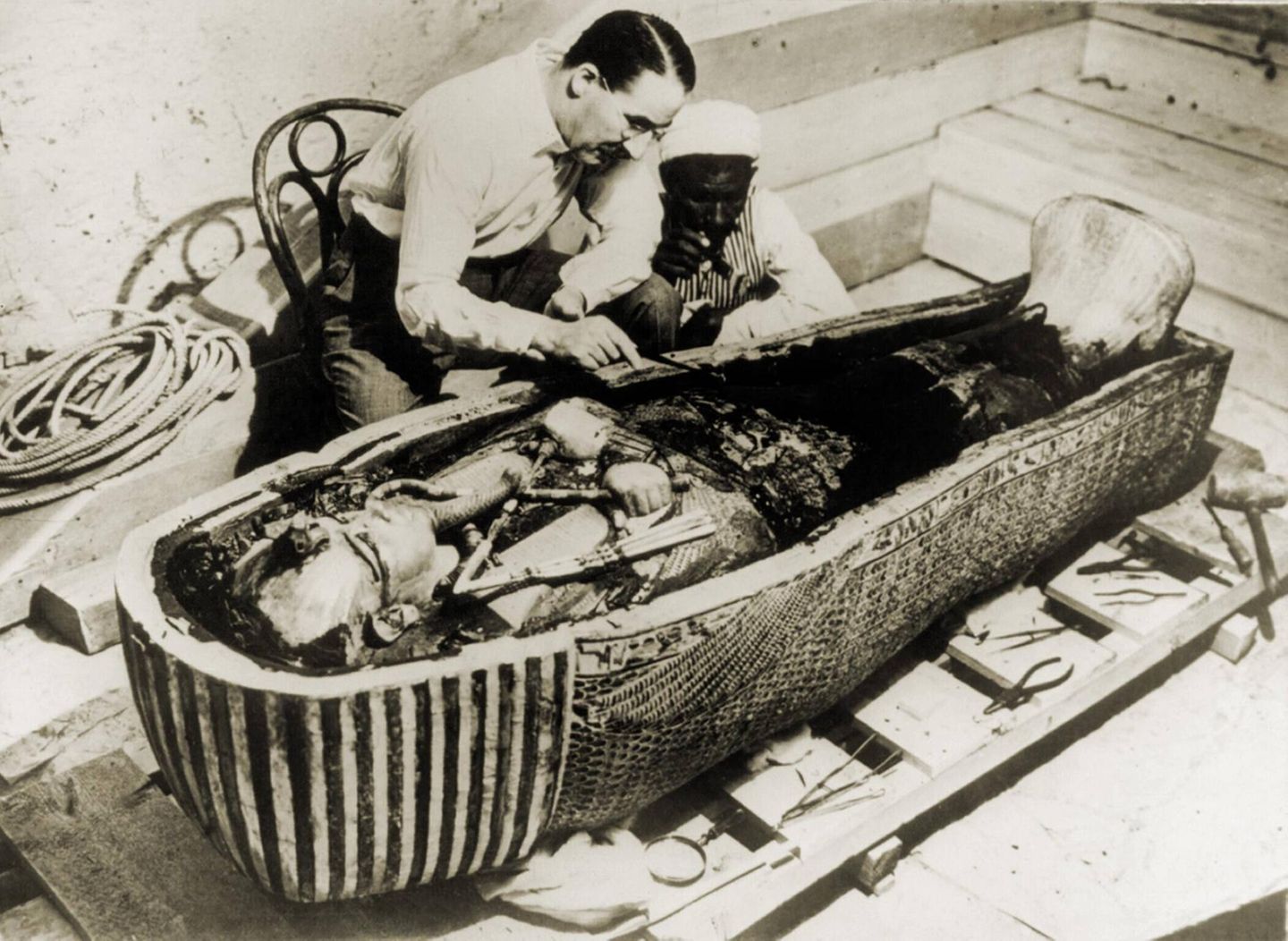 Howard Carter schaut in den Sarkophag von Tutanchamun