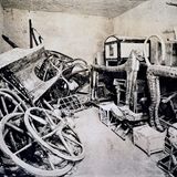 Verschiedene Gegenstände aus Tutanchamun’s Grab u.a. Holzfiguren lagern in einem Raum