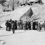 Menschenmenge steht vor dem Eingang des Grabes Tutanchamuns