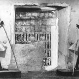 Blick auf das Grab Tutanchamun, links und rechts stehen Holzfiguren