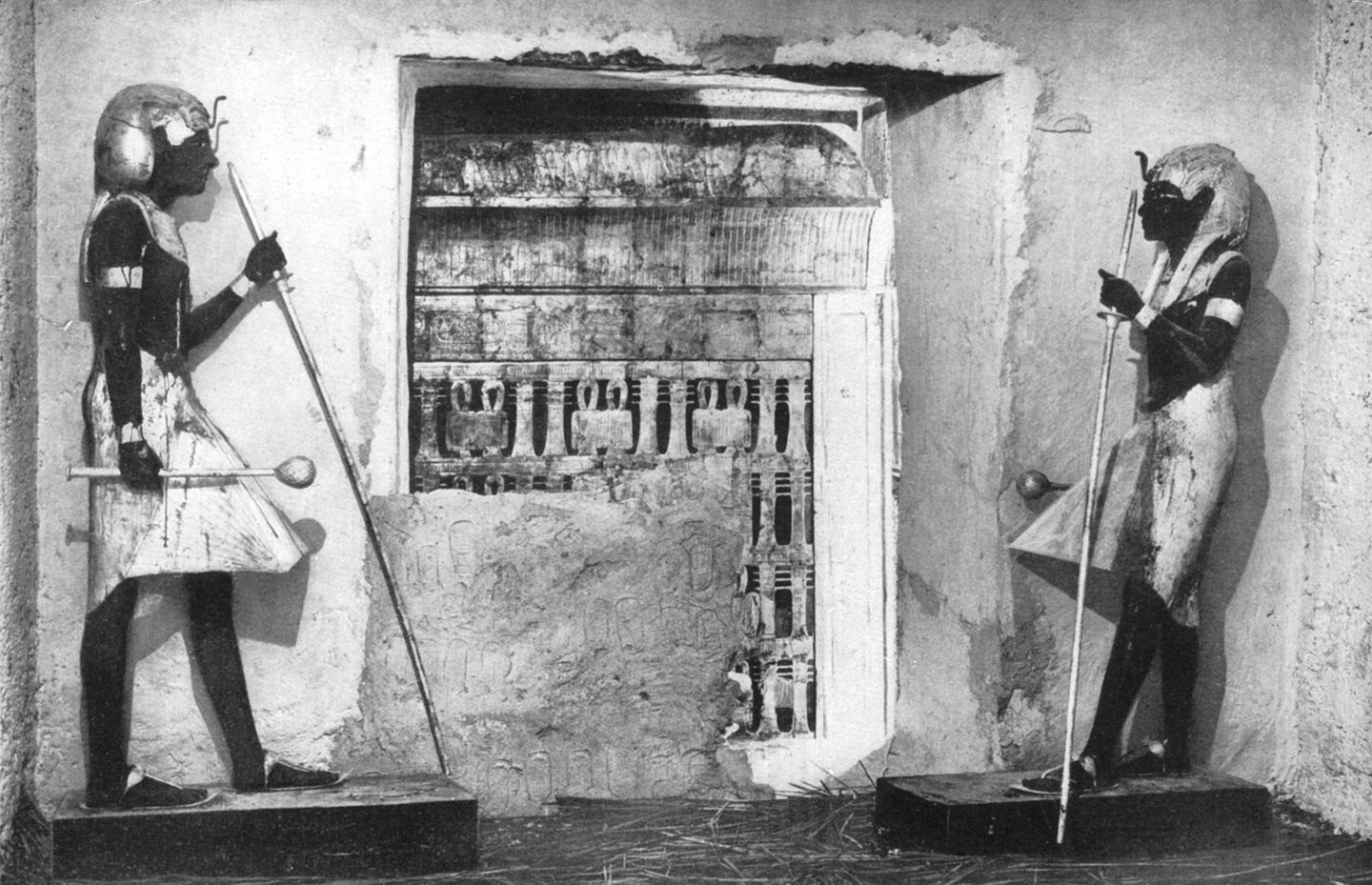 Blick auf das Grab Tutanchamun, links und rechts stehen Holzfiguren