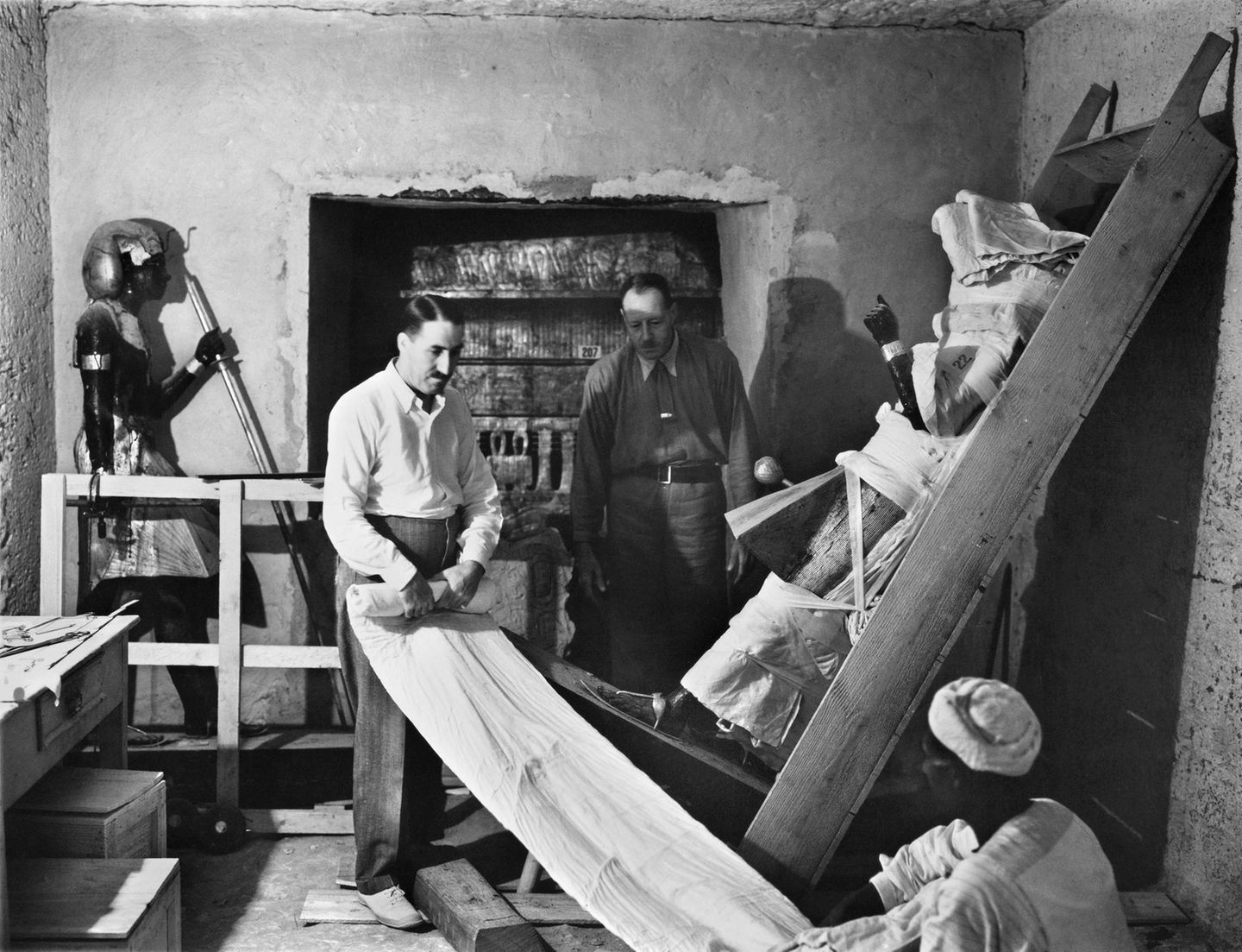 Howard Carter steht im Vorraum des Tutanchamun Grabes