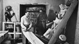 Howard Carter steht im Vorraum des Tutanchamun Grabes
